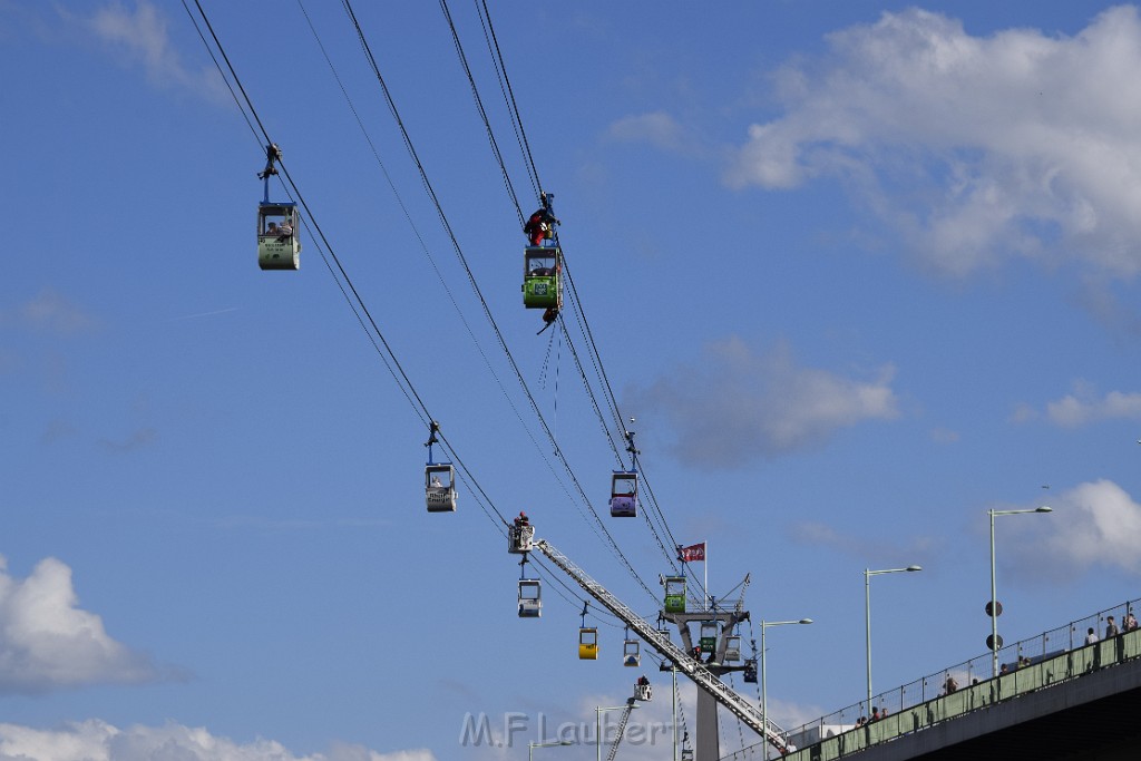 Koelner Seilbahn Gondel blieb haengen Koeln Linksrheinisch P322.JPG - Miklos Laubert